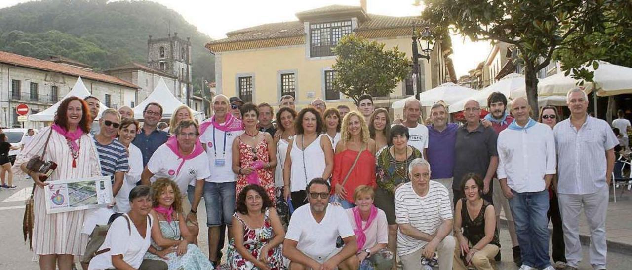 Foto actual de los integrantes de la peña, en el parque Sabino Moutas de Pravia.