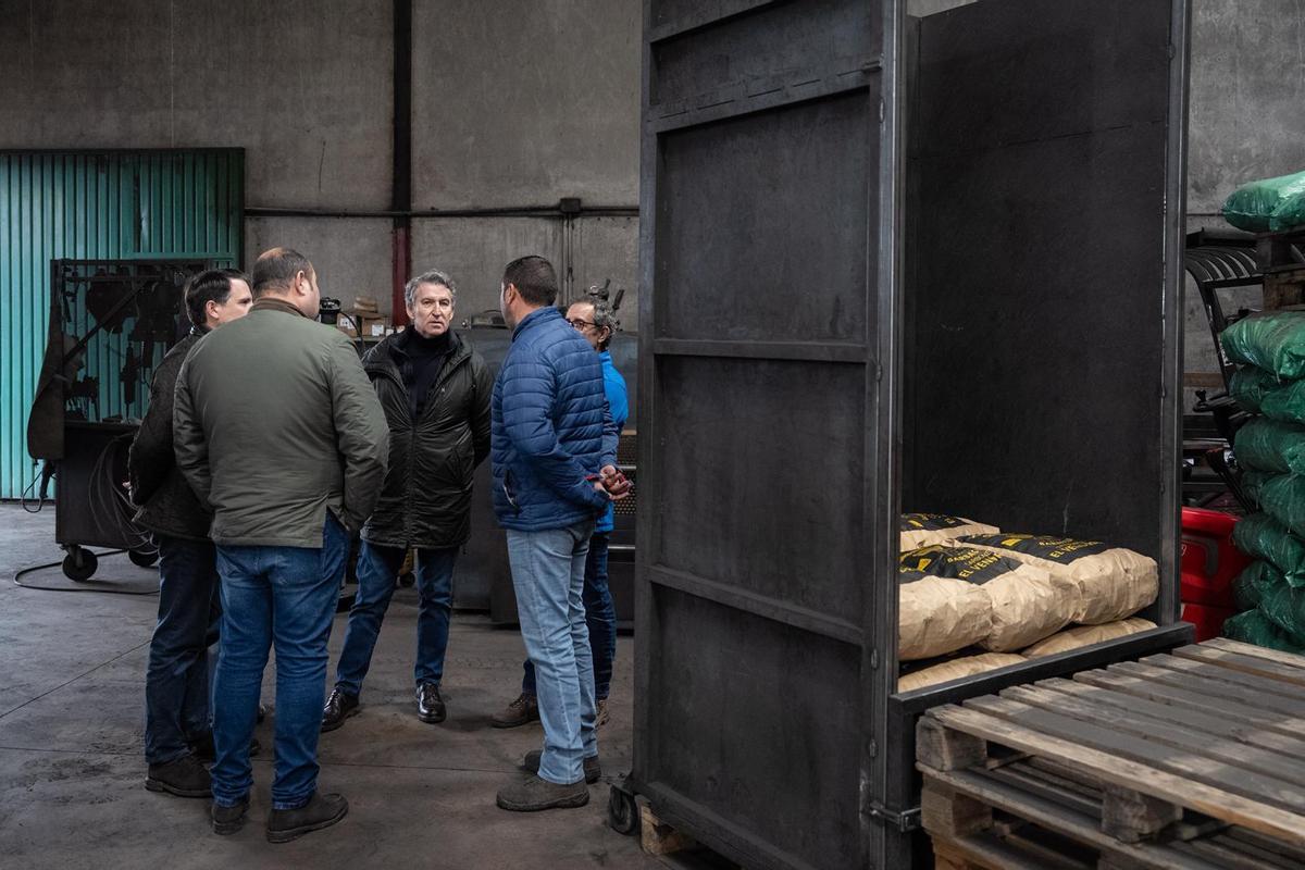 Feijóo durante su visita a la empresa de Zahínos.