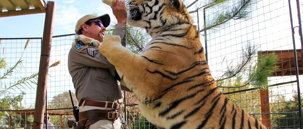 Joe Exotic y uno de sus tigres en una imagen promocional de ’Tiger King 2’.