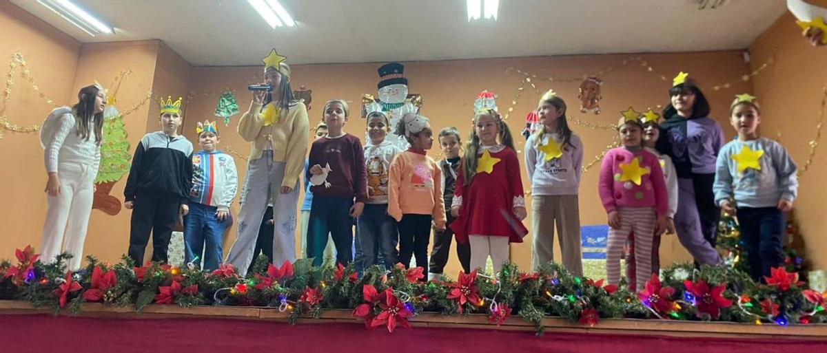 El alumnado de Aguarón celebró la llegada de la Navidad con un festival.