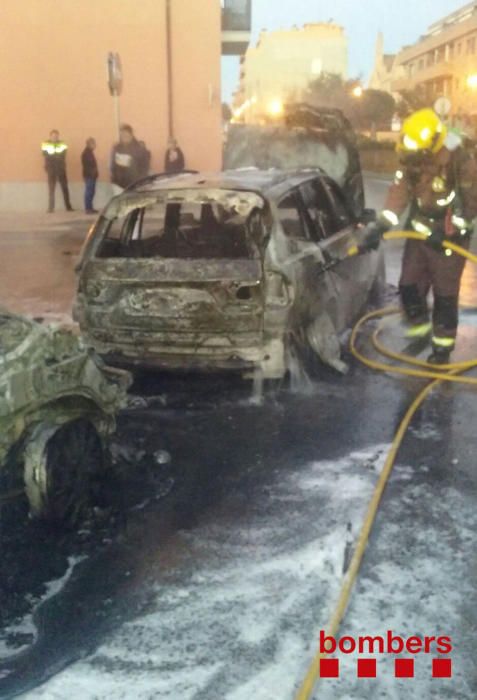 Un incendi calcina nou cotxes a Palafrugell