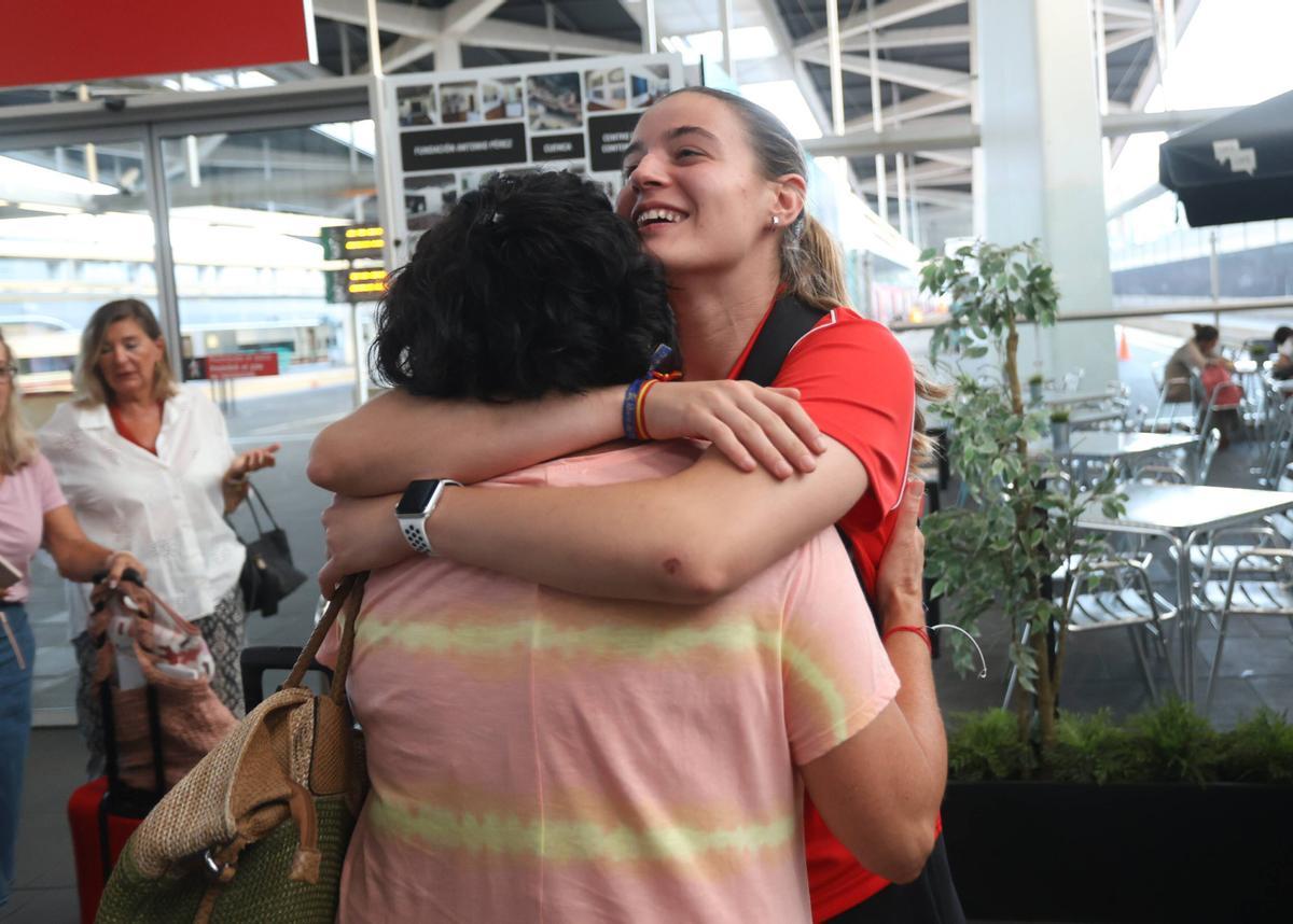Claudia Contell, recibida por sus familiares en la Estación Joaquín Sorolla de València