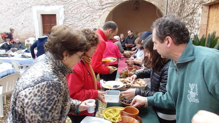 Centenares de personas celebran la fiesta del Quarteró en Raixa