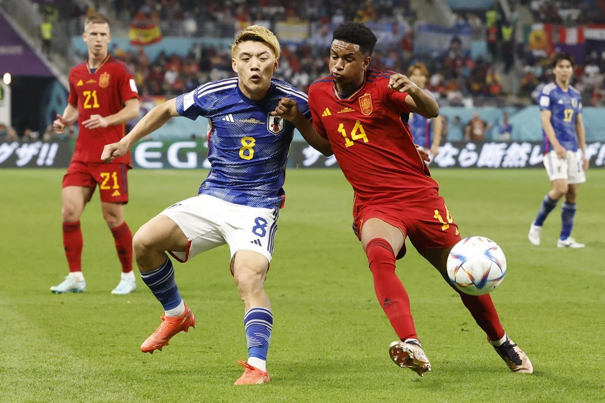 Mundial de Fútbol: Japón - España. Ritsu Doan pugna con Alejandro Balde