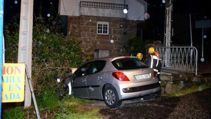 Estado en el que quedó el coche tras empotrarse contra el portal.  // Gonzalo Núñez