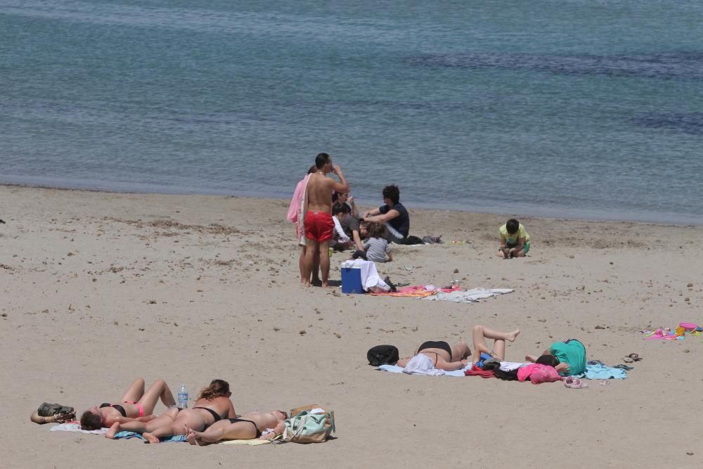 Turistas y locales disfrutan de un día de playa