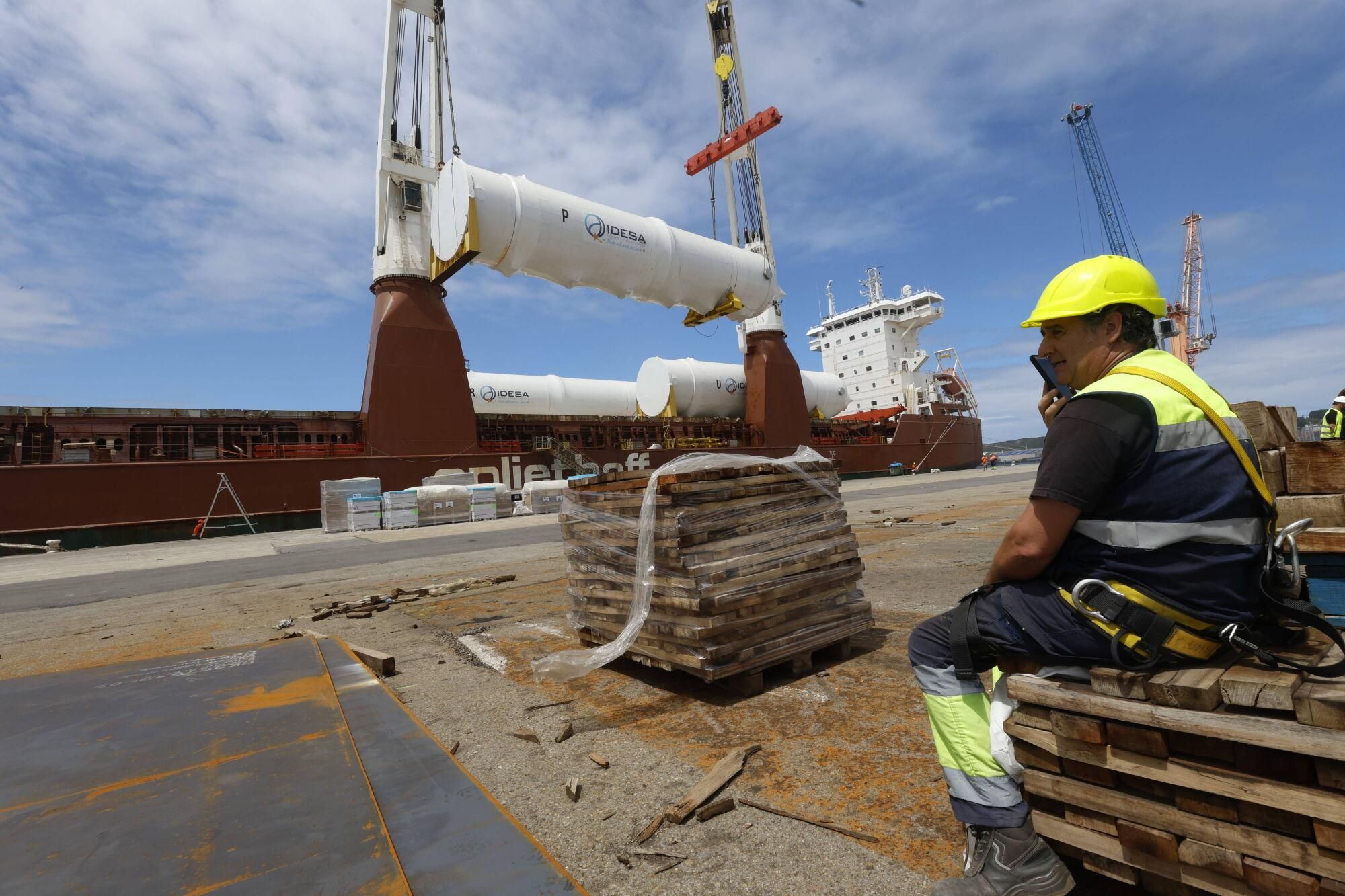 En imágenes: Así fue la carga en el Puerto de Avilés de nueve colosales depósitos de CO2 fabricados por Idesa