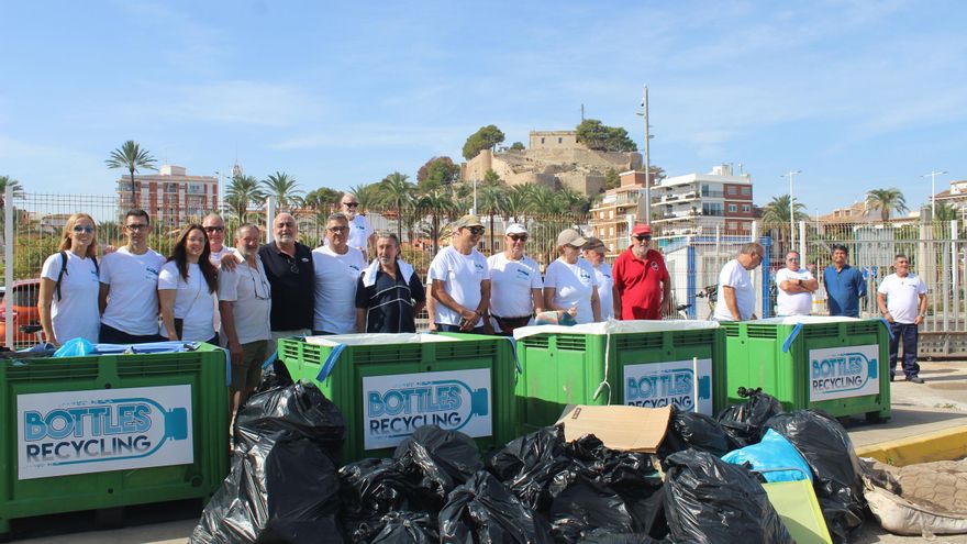 Voluntarios recogen 317 kilos de residuos en la playa de Dénia