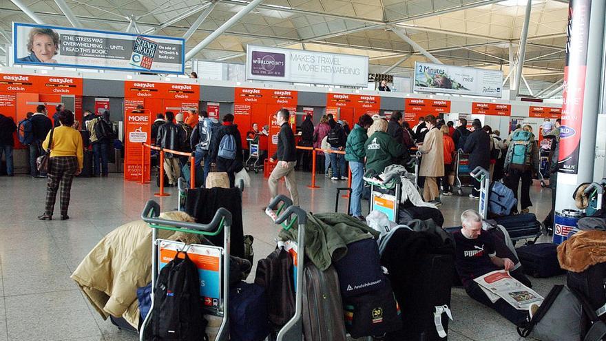 Mostradores de Easyjet en el aeropuerto de Stansted.