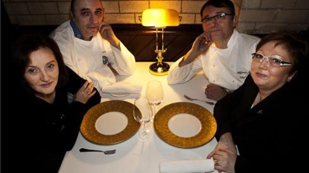 En la mesa, Miguel Alija, Alejandro Jurado, Pilar Oyaga y Paquita Castro, ante platos dorados. Foto: Alfredo Casas