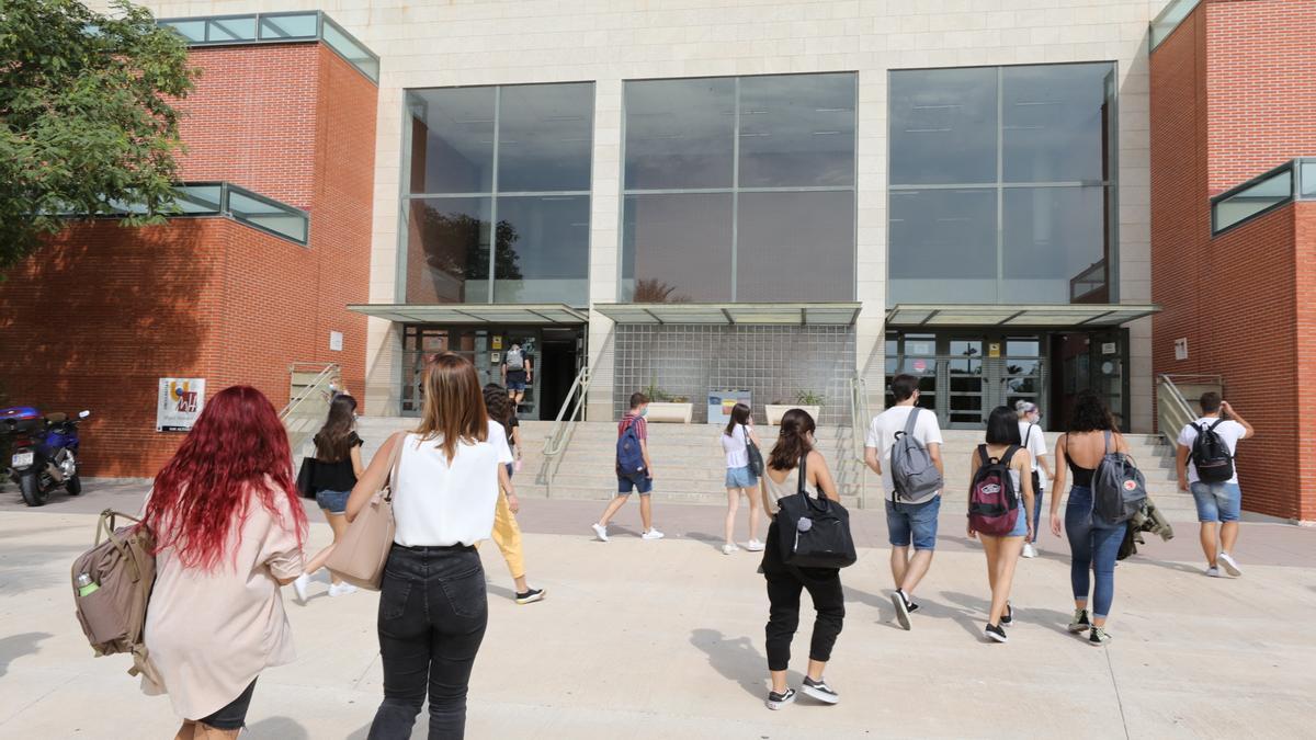 Estudiantes de la UMH entran en uno de los edificios del campus de Elche.