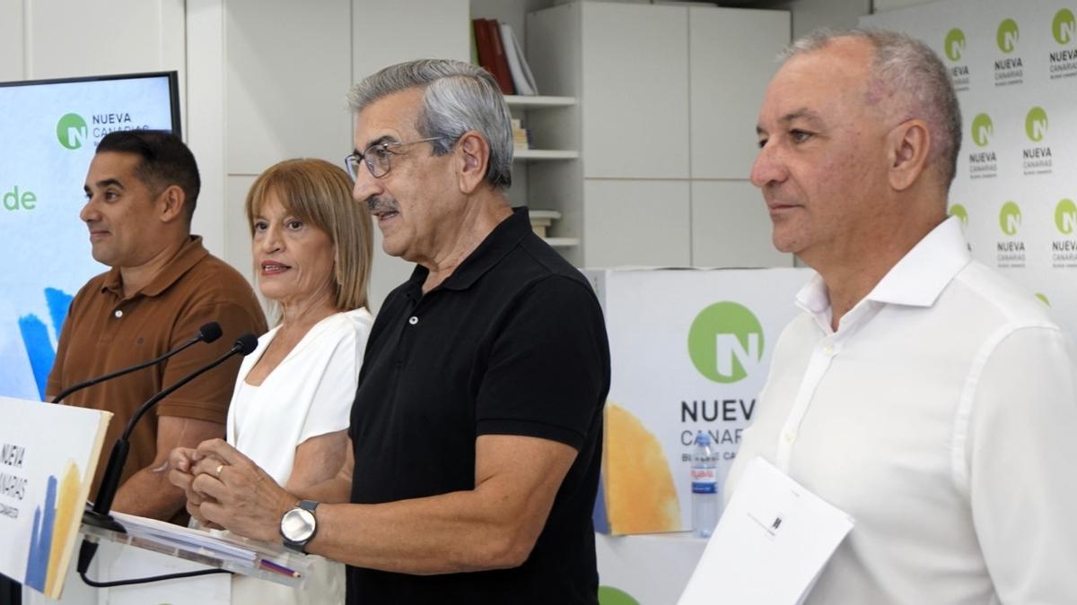 Román Rodríguez, flanqueado por los diputados Luis Campos y Esther González.