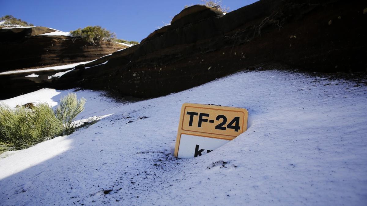 Una de las señales del Teide sepultadas por nieve.