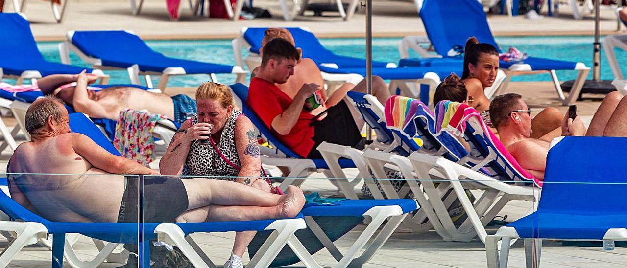 Turistas británicos en un hotel de Benidorm.  | DAVID REVENGA