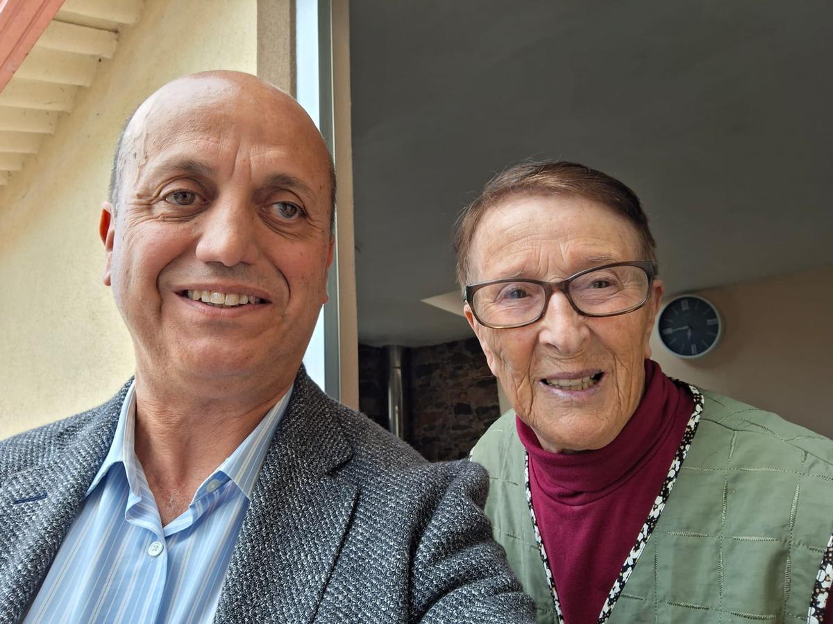 O profesor e sociólogo Gabriel Álvarez e a veciña arteixá Carmen López.