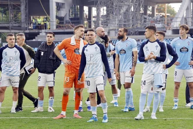 Claudio Giráldez y los jugadores del Celta tras la derrota ante el Levante.