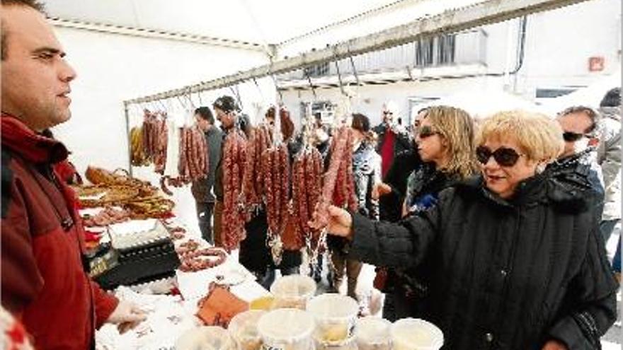 Una de les parades de la Fira de Productes Artesans ahir al matí a Salitja.