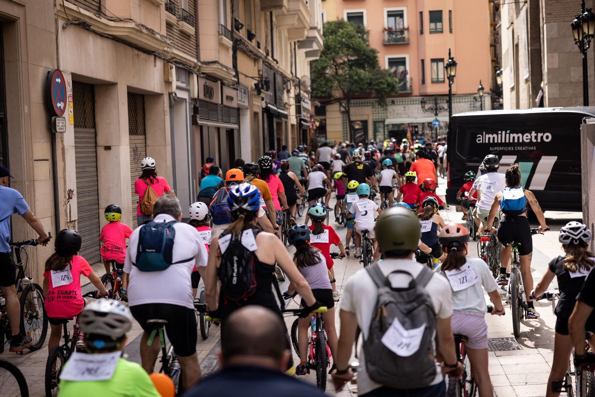 En imágenes | La tradicional bicicletada escolar toma las calles de Zaragoza este domingo