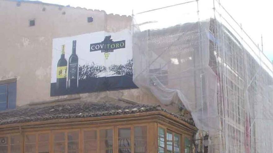 Al fondo, sede de la junta agropecuaria en la Plaza Mayor. Foto