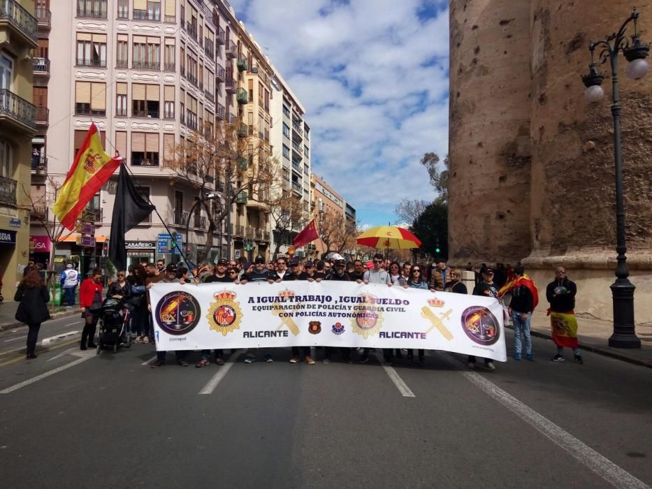 Agentes de la provincia de Alicante en la protesta de València.