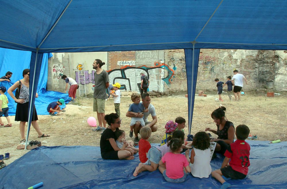 Los vecinos del entorno de la calle Carretería  y de La Goleta celebraron en la calle Gigantes un programa de actividades para niños con el fin de dar visibilidad a los deficiencias que presenta la zo