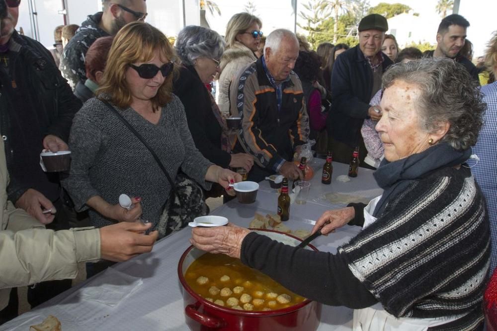 Reparto de pelotas en Pozo Estrecho por San Fulgencio