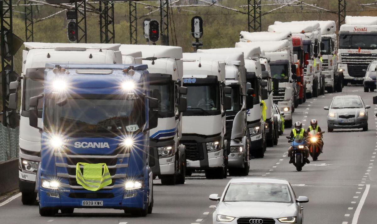 Las marchas lentas copan el octavo día de huelga de transportistas