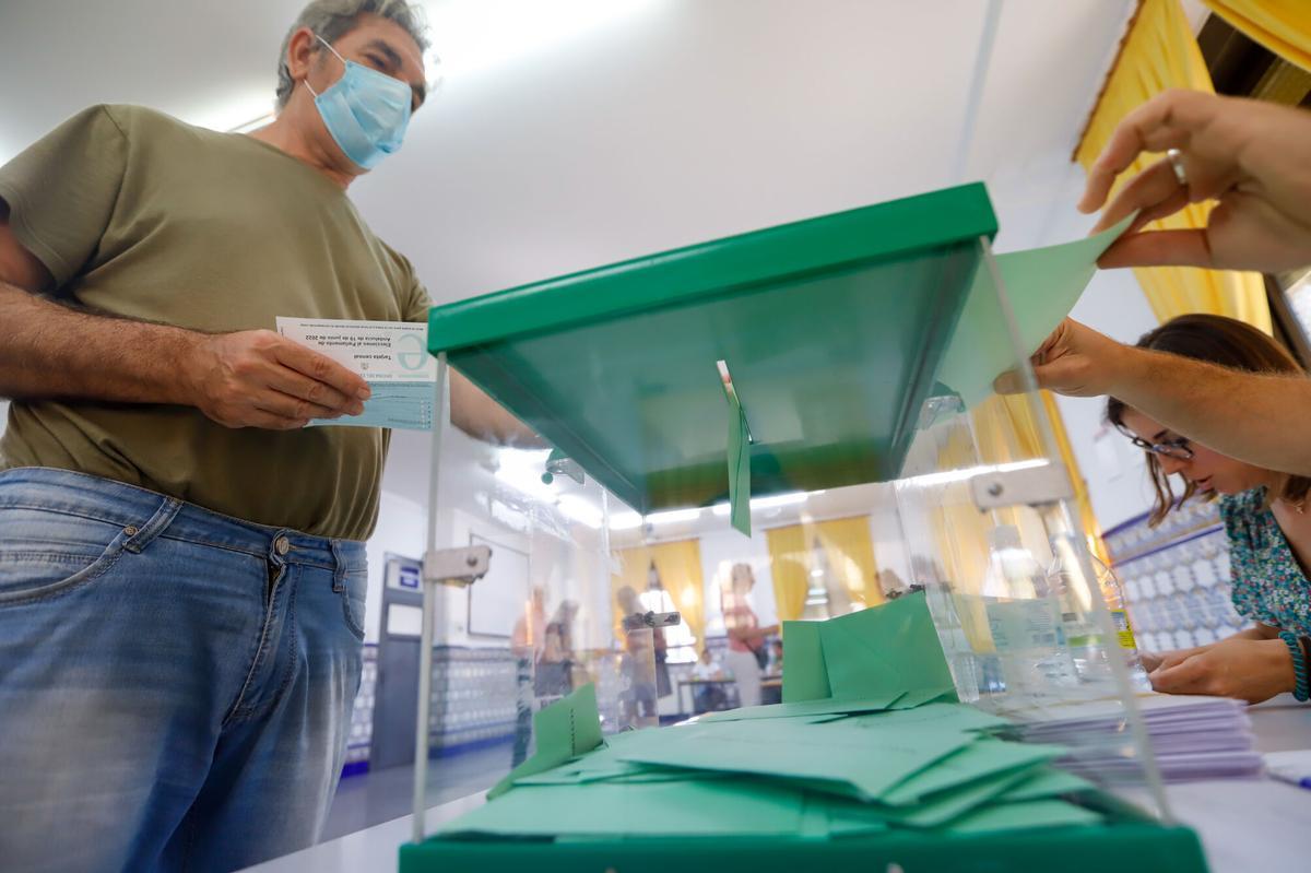 Elecciones al Parlamento de Andalucía. Día de elecciones, colegio electoral, ambinte de votaciones, Colegio la Salle Urnas