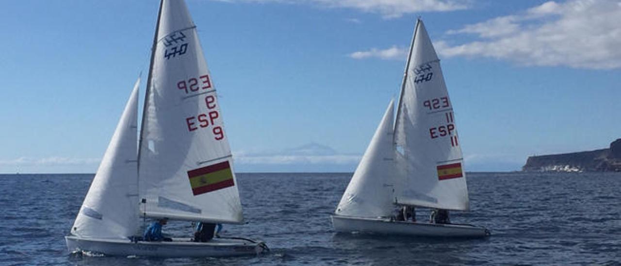 Barreiros / Curbelo (i) y Nahuel / Nicolás, llegando a la playa de Puerto Rico, con el Teide al fondo.