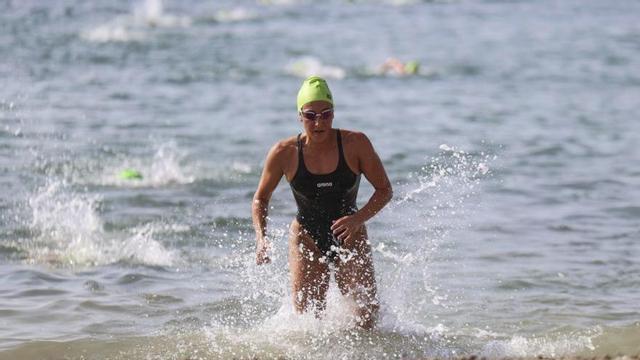 La ganadora de la prueba reina sale del agua.