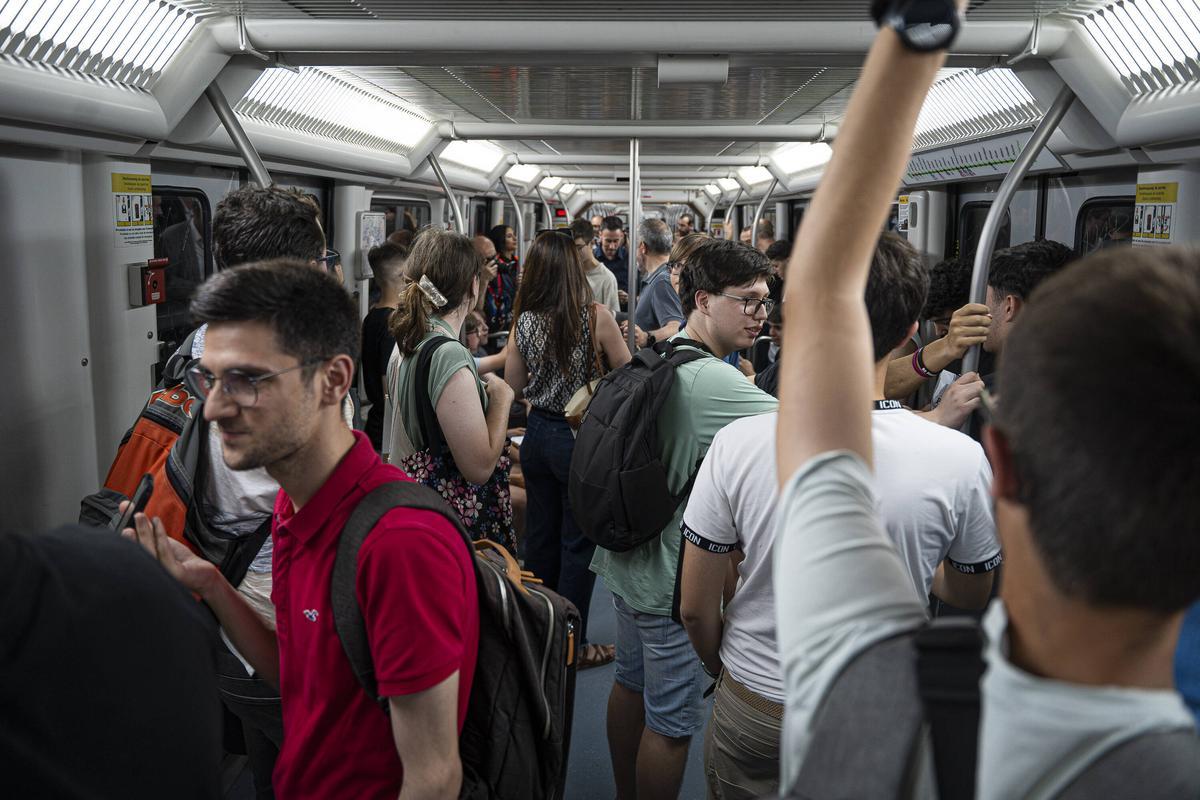 Viaje de jubilación del último tren de la serie 2000 que circulaba por la L3 del metro de Barcelona