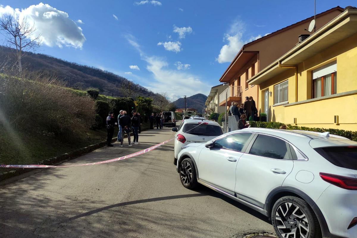 Els agents dinvestigació dels Mossos dEsquadra i la comitiva judicial al domicili de Sant Joan les Fonts on ha tingut lloc el crim Els agents dinvestigació dels Mossos dEsquadra i la comitiva judicial al domicili de Sant Joan les Fonts on ha tingut lloc el crim