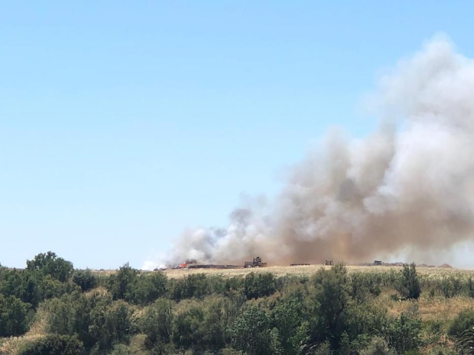 Incendi a l''abocador de Pedret i Marzà