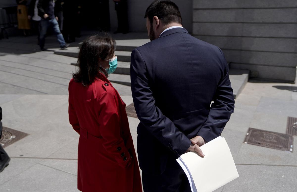 Margarita Robles y Jon Iñarritu, EH Bildu, después de la comparecencia de la ministra de Defensa.