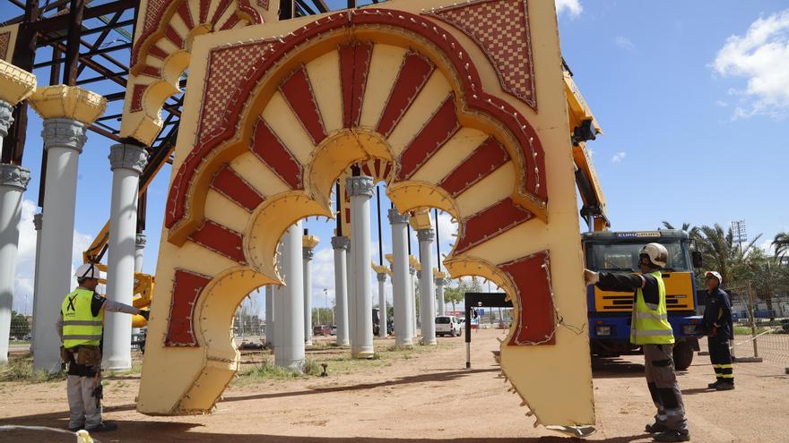 Comienza el montaje de la portada de la Feria