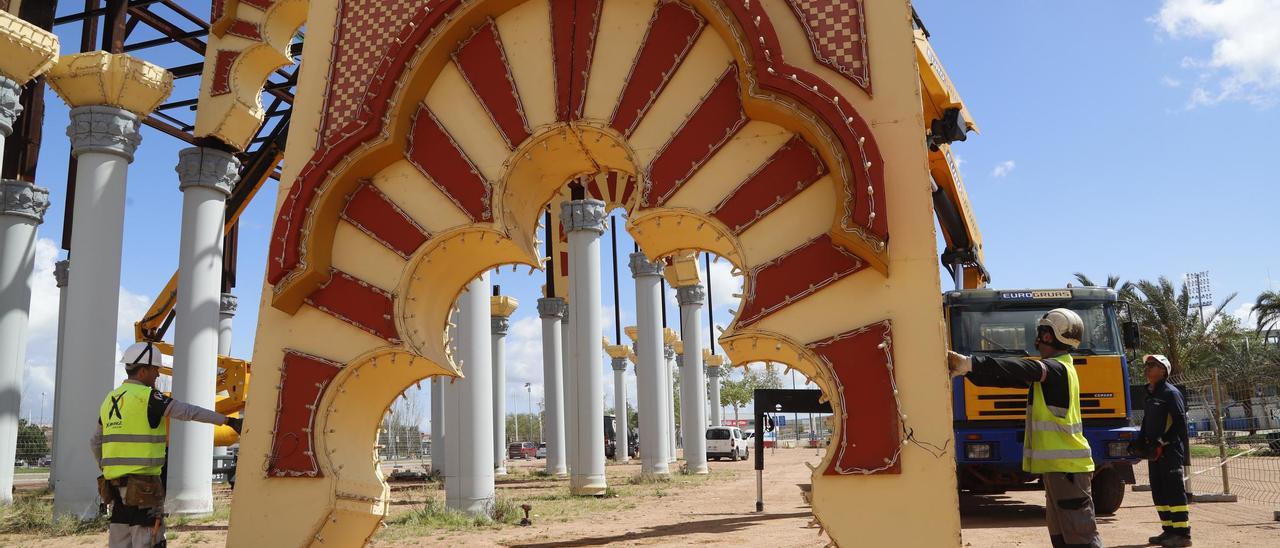 Comienza el montaje de la portada de la Feria