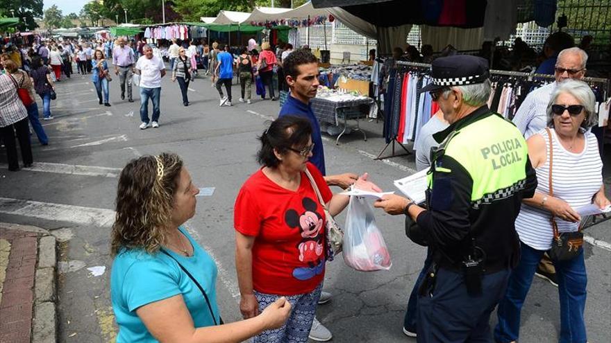 La policía local aconseja a las usuarias del mercadillo que «vigilen» sus bolsos