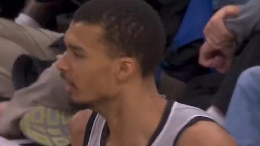 Wembanyama firma un tapón imposible… casi sin despegarse del suelo