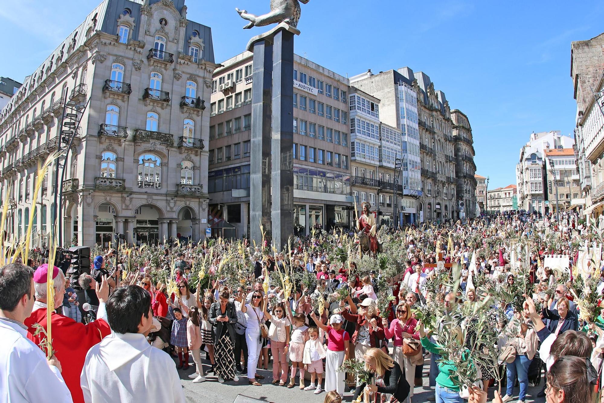 Cientos de fieles acompañan a la 'Borriquita' y bendicen sus ramos en Vigo