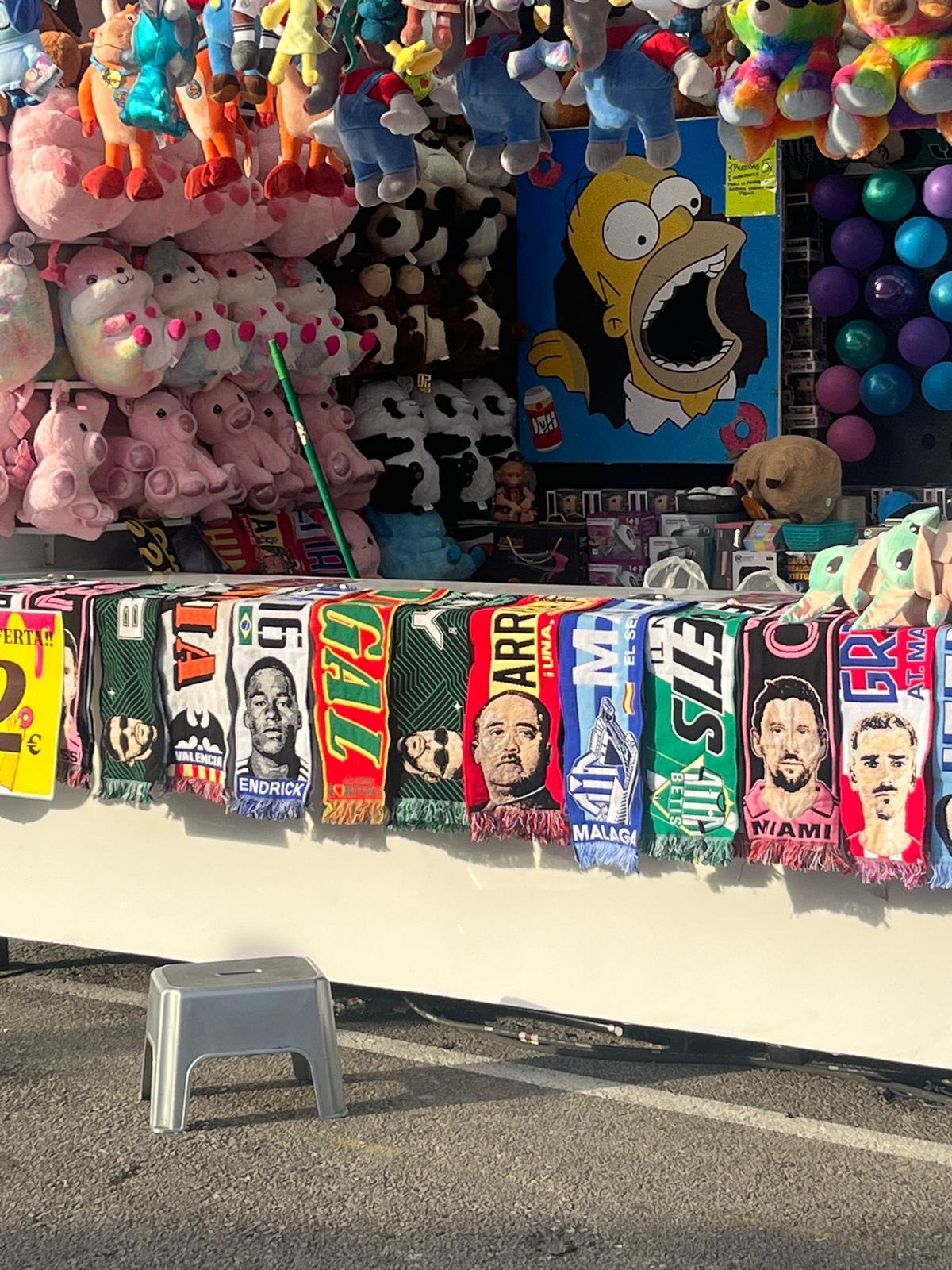 Un puesto ofrece bufandas con la cara de Franco en la Fira del Ram.