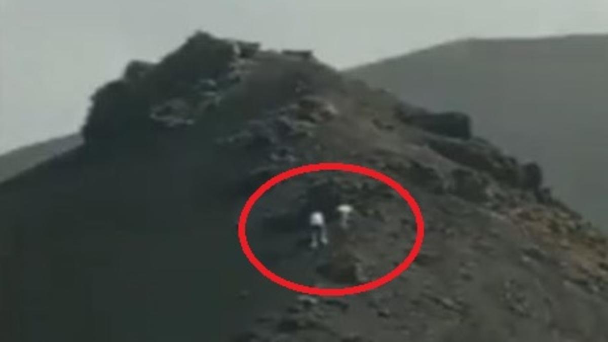 Sorprenden a dos turistas que escalan una montaña en Timanfaya.