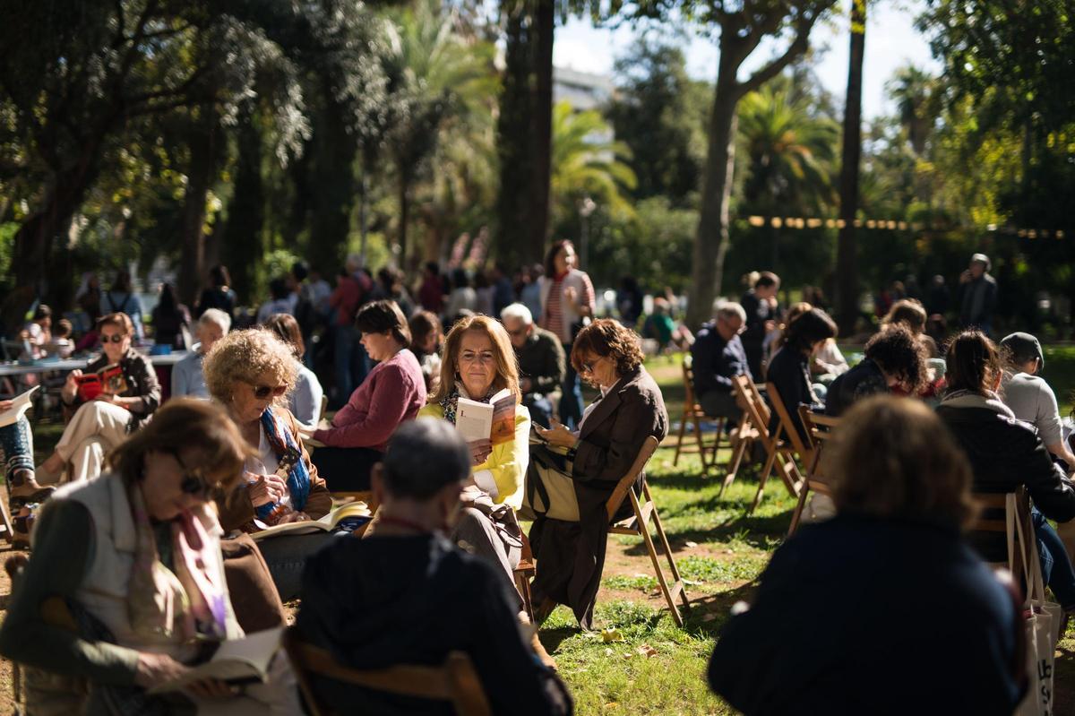 Quedada 'offline' de lectores en los Jardines de la Agricultura de Córdoba.