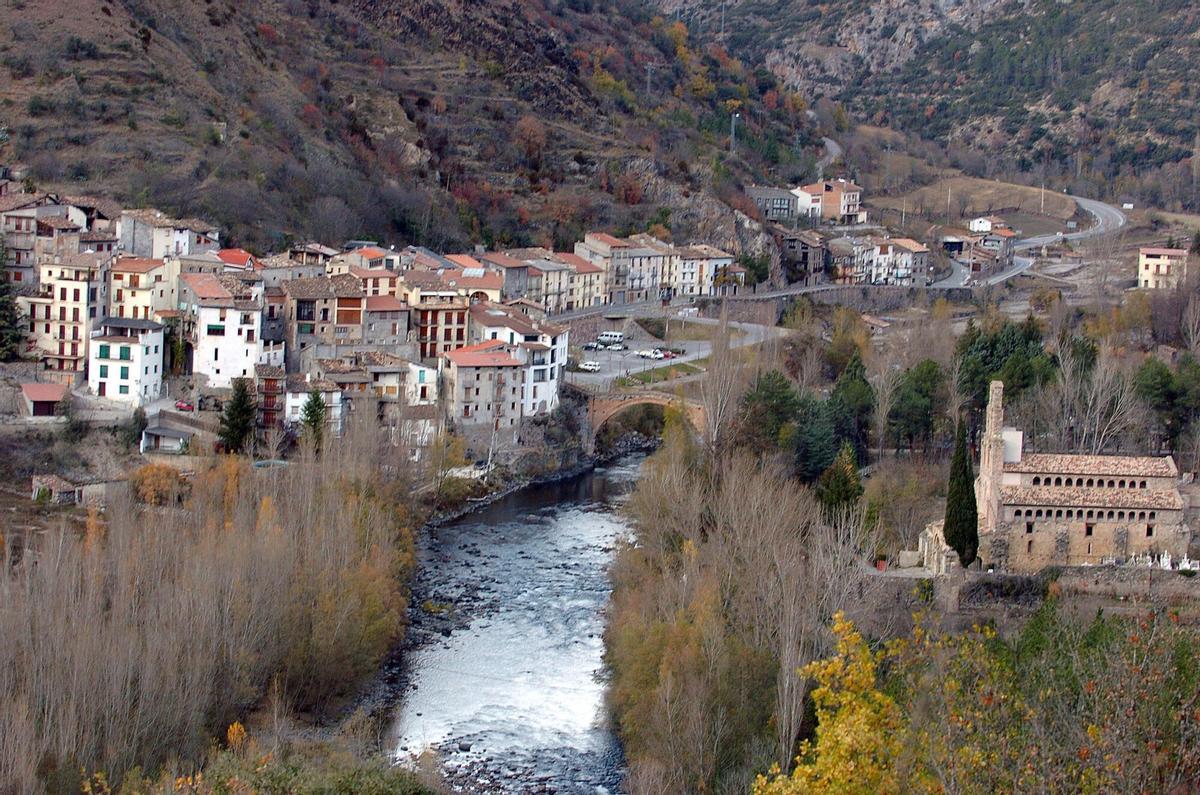 ESCAPADA BAIX PALLARS 15-11-2007 GERRI DE LA SAL VISTA GENERAL CON LA COLEGIATA A DERECHA DE LA IMAGEN Y EL RIO NOGUERA PALLARESSA FOTO RAMON GABRIEL. GERRI DE LA SAL ( PUEBLO PERTENECIENTE A AYUNTAMIENTO DE BAIX PALLARS , CAPITAL DEL MUNICIPIO ) , COMARCA DEL PALLARS SOBIRA _ PUBLICADA COMARQUES 22/06/2010 P 8PUBLICADA CUADERNO DEL DOMINGO 02/12/2007 P 22 Y 23 _ GENERAL, PLANO