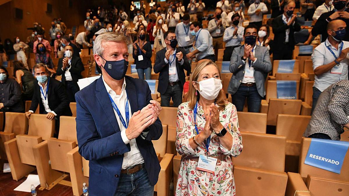 Alfonso Rueda con Ana Pastor, ayer, en el congreso del PP de Pontevedra. |   // GUSTAVO SANTOS