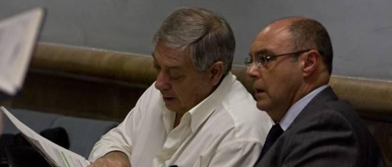 Víctor López, a la izquierda, en el juicio contencioso que ratificó la contrata de las sillas a Isjoma.