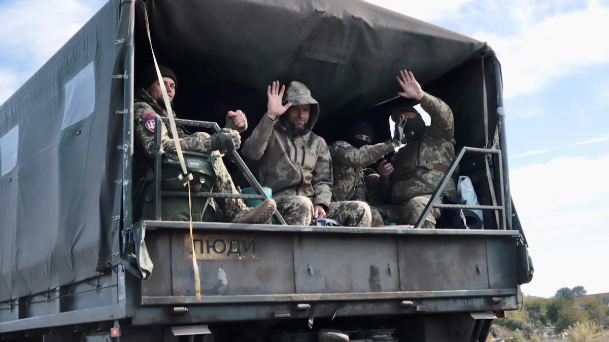 Un camión transporta soldados entre Krivyih Rih y Dnipro, en Ucrania.