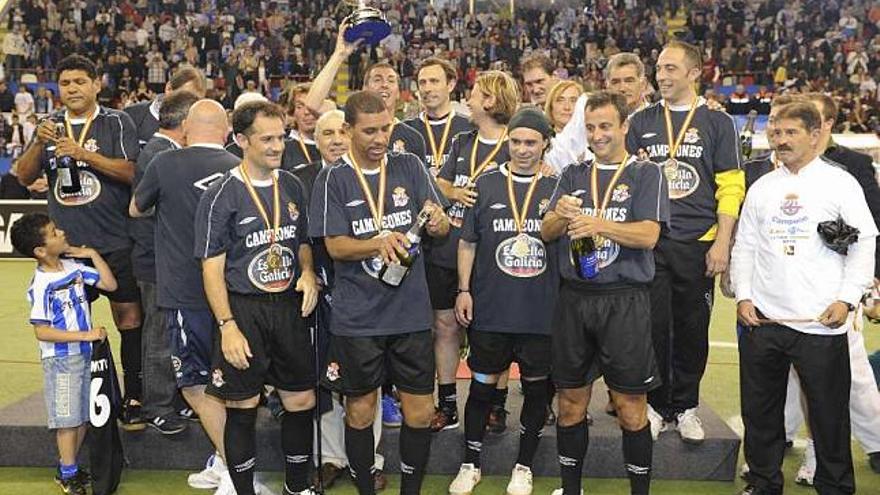 Los jugadores del Dépor celebran el título de Liga, el pasado mes de mayo en Riazor. / fran martínez