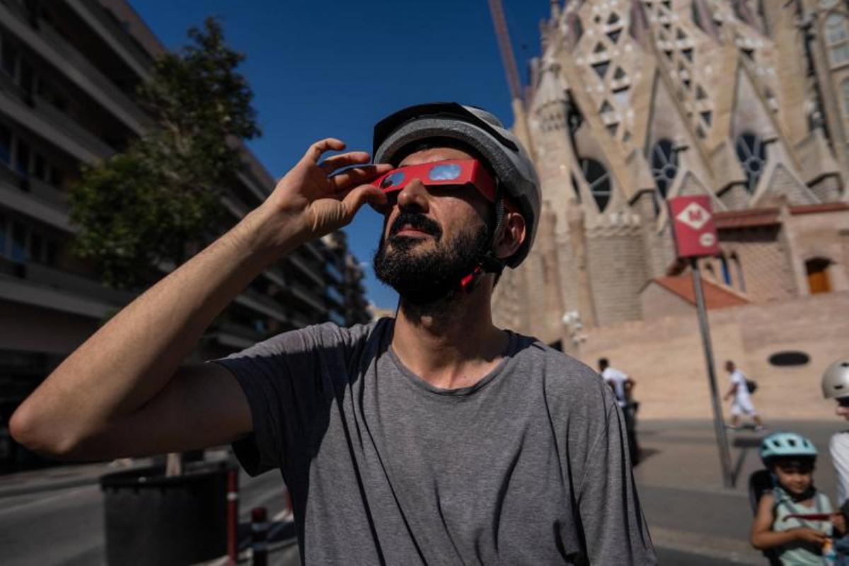 Imágenes de personas que se preparan para vivir el Eclipse desde Barcelona. Imágenes de personas que se preparan para vivir el Eclipse desde Barcelona.