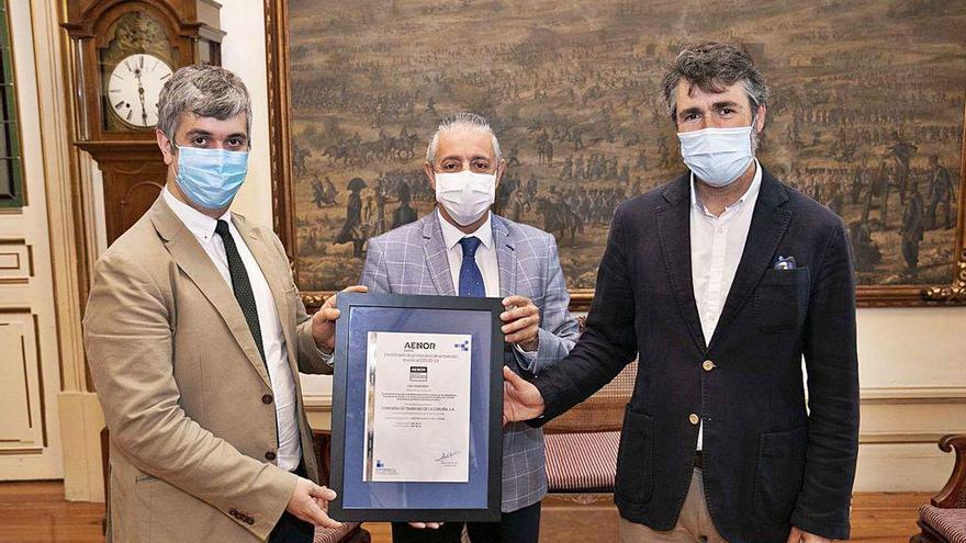 Ignacio Prada, Martín Pita y Juan Díaz Villoslada, con el certificado de Aenor concedido a Tranvías.