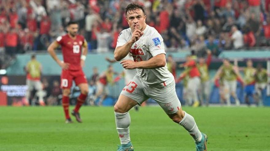 Shaqiri celebrando su gol ante Serbia.